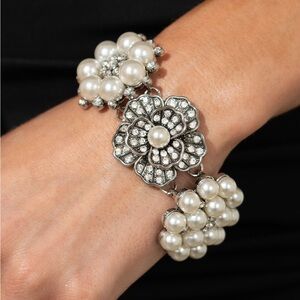 Beautiful pearl and rhinestone bracelet